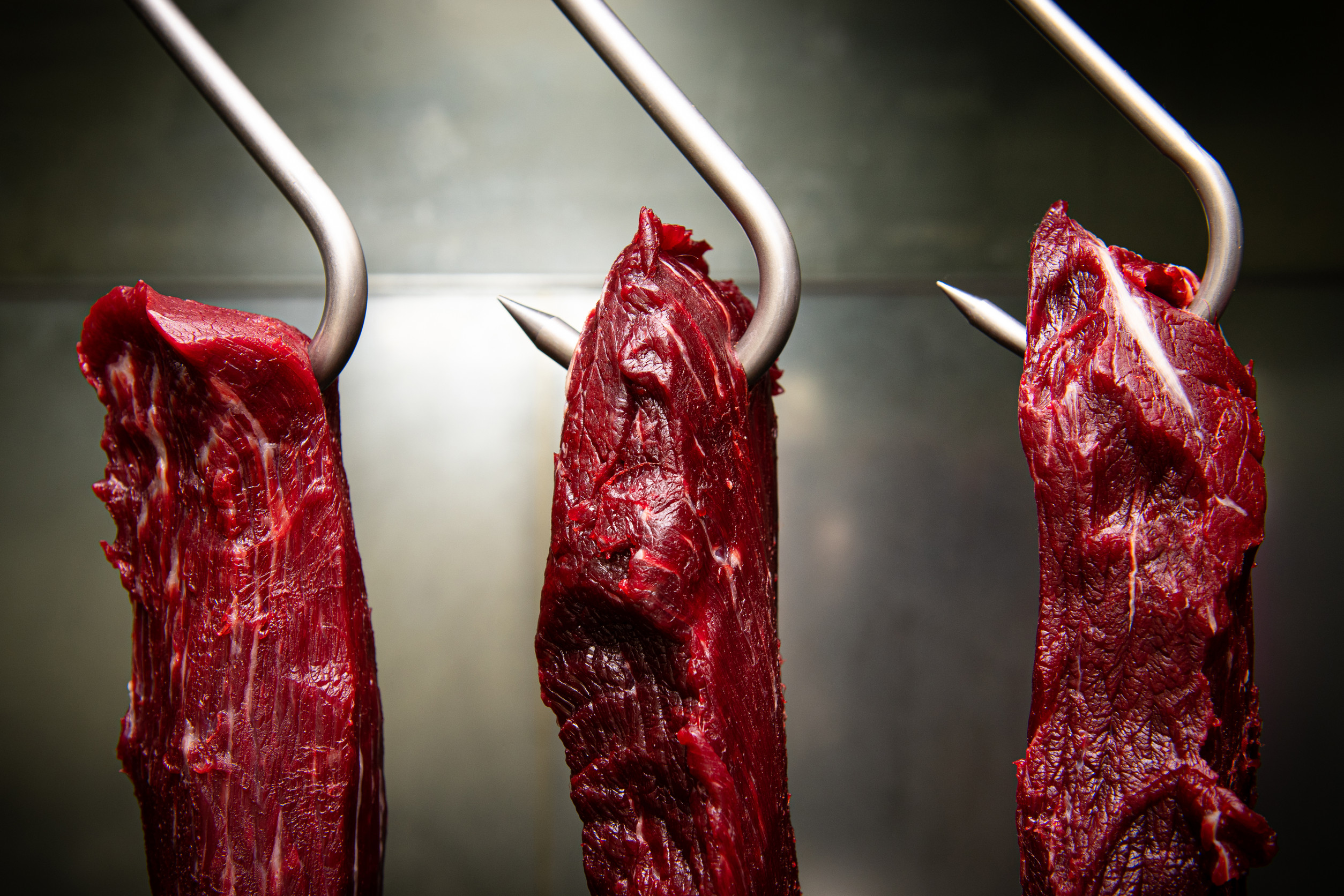 meister-metzgerei-baumgaertner-metzgerei-Theke Meistermetzgerei Baumgärtner, mit einer Erfahrung von über 5 Jahrzehnten steht der Name Baumgärtner für beste Qualität von Fleisch und Wurstwaren - seit 2016 bietet Metzgermeister Andreas Baumgärtner