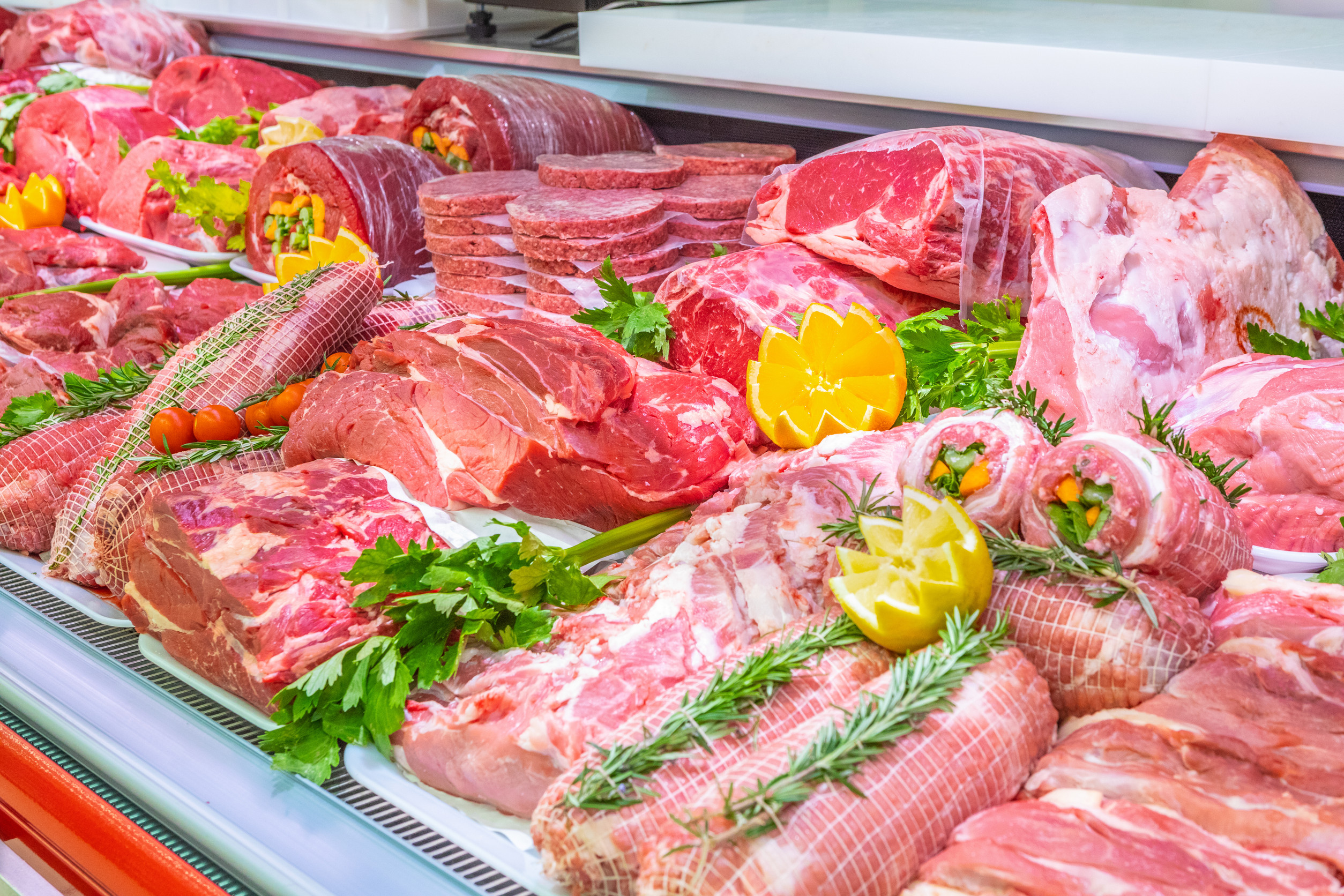 meister-metzgerei-baumgaertner-metzgerei-Theke Meistermetzgerei Baumgärtner, mit einer Erfahrung von über 5 Jahrzehnten steht der Name Baumgärtner für beste Qualität von Fleisch und Wurstwaren - seit 2016 bietet Metzgermeister Andreas Baumgärtner
